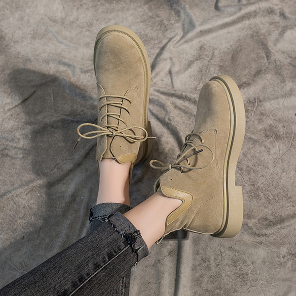 Fekete és bézs színű, lapos talpú női alkalmi csizma