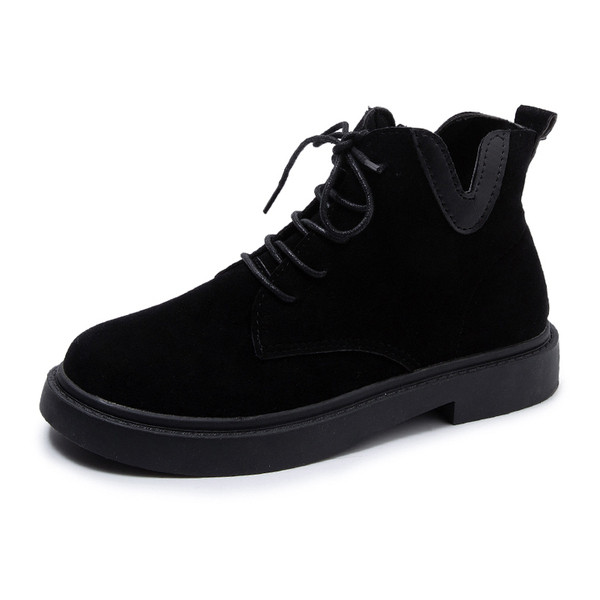 Fekete és bézs színű, lapos talpú női alkalmi csizma