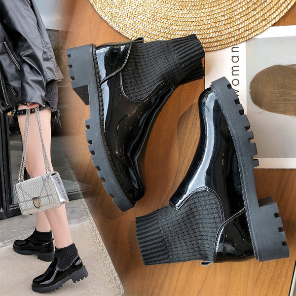 Női csizma új modellje durva talppal, fekete színben - két modell