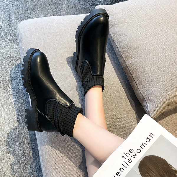 Női csizma új modellje durva talppal, fekete színben - két modell