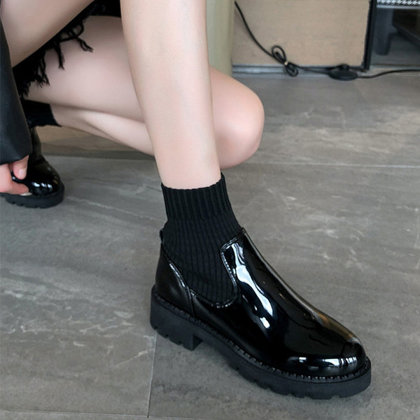 Női csizma új modellje durva talppal, fekete színben - két modell