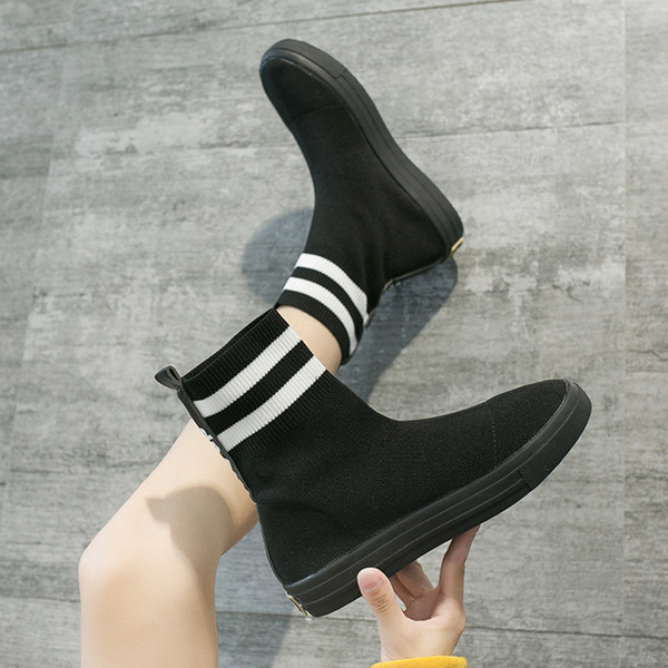 Aktuális női csizma öko velúrból fekete színben