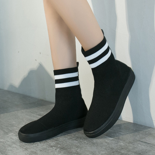 Aktuális női csizma öko velúrból fekete színben