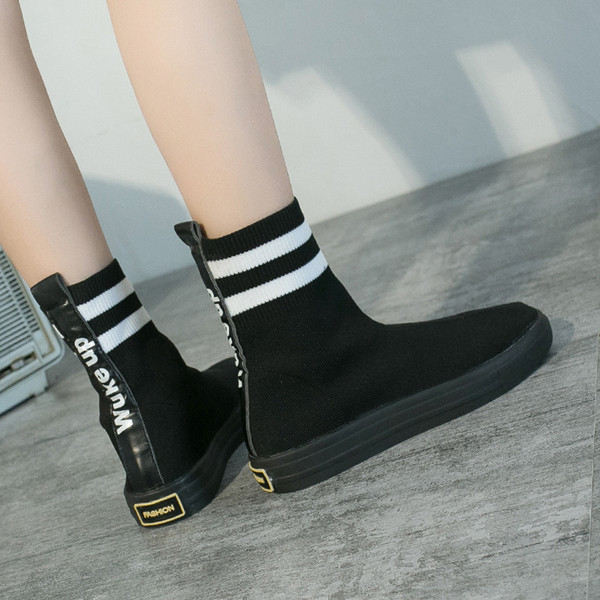 Aktuális női csizma öko velúrból fekete színben