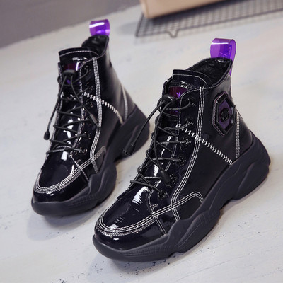 ÚJ Modern, magas talpú női tornacipő fekete-fehér színben