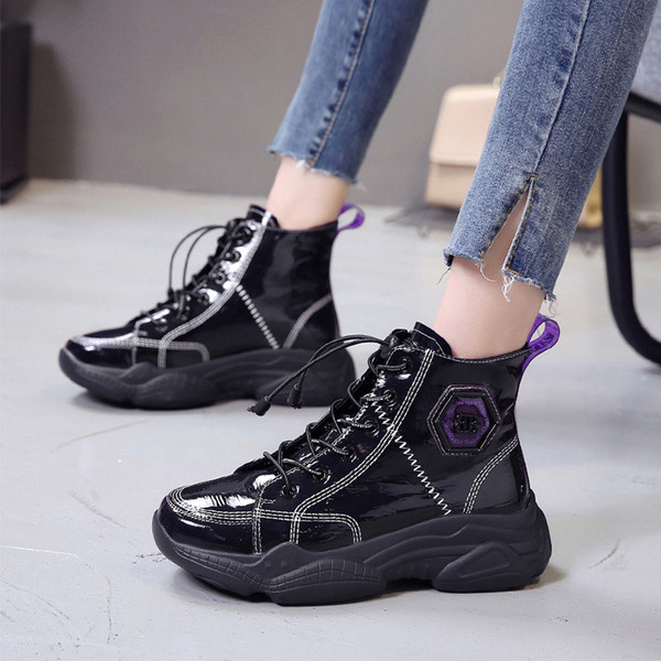 ÚJ Modern, magas talpú női tornacipő fekete-fehér színben