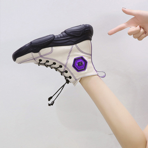 ÚJ Modern, magas talpú női tornacipő fekete-fehér színben