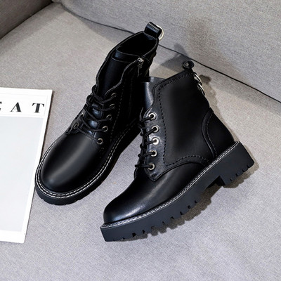 Fém elemes női bőrcsizma fekete színben