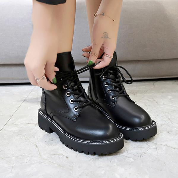 Fém elemes női bőrcsizma fekete színben