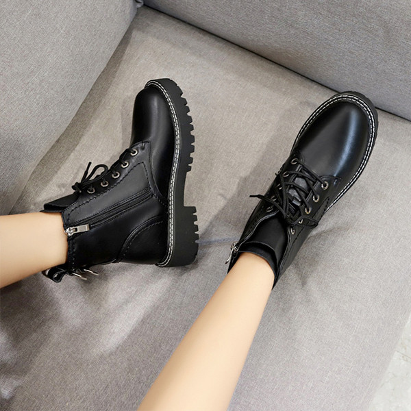 Fém elemes női bőrcsizma fekete színben