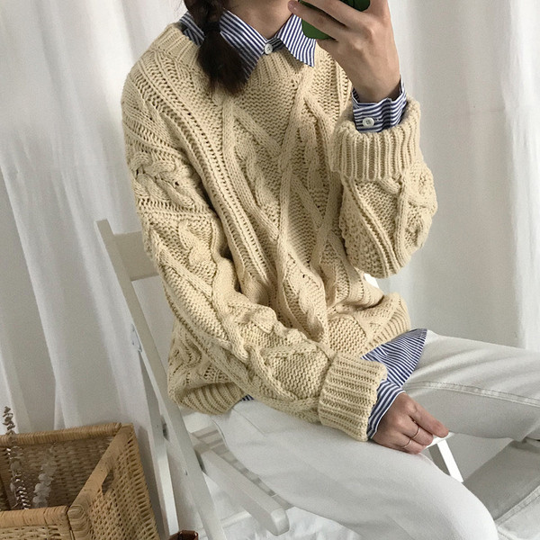 Μοντέρνο χειμερινό πουλόβερ με οβάλ ντεκολτέ στο μπεζ χρώμα