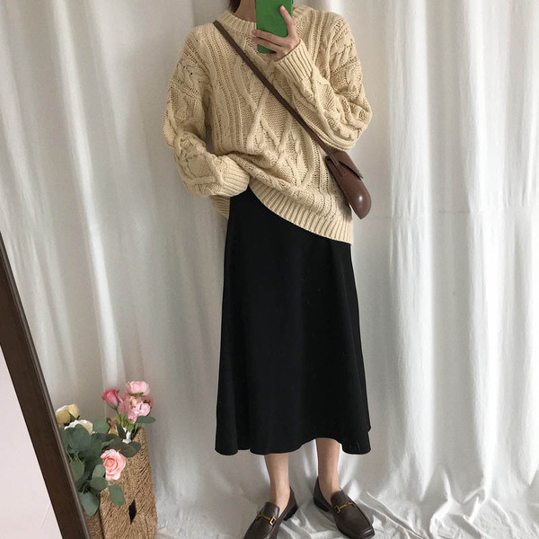 Μοντέρνο χειμερινό πουλόβερ με οβάλ ντεκολτέ στο μπεζ χρώμα