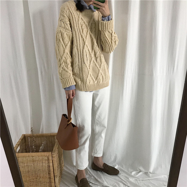 Μοντέρνο χειμερινό πουλόβερ με οβάλ ντεκολτέ στο μπεζ χρώμα