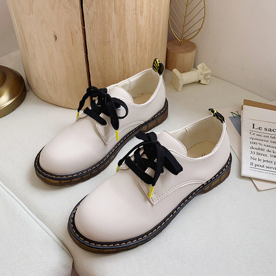 Bőr női alkalmi cipő lapos talppal, fekete-fehér színben