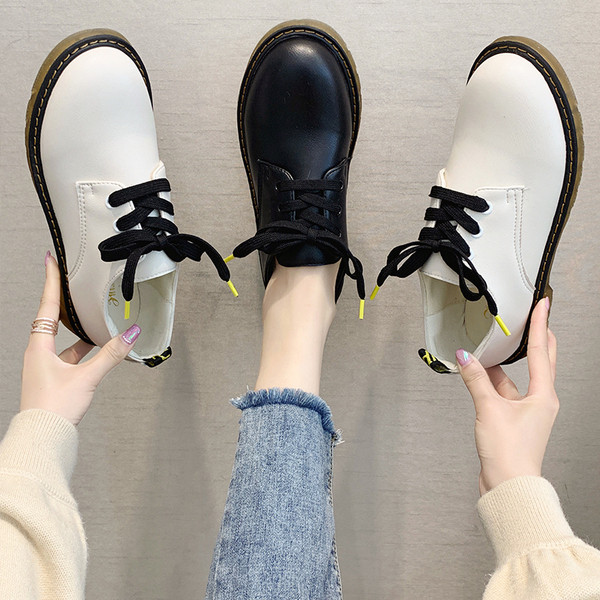 Bőr női alkalmi cipő lapos talppal, fekete-fehér színben