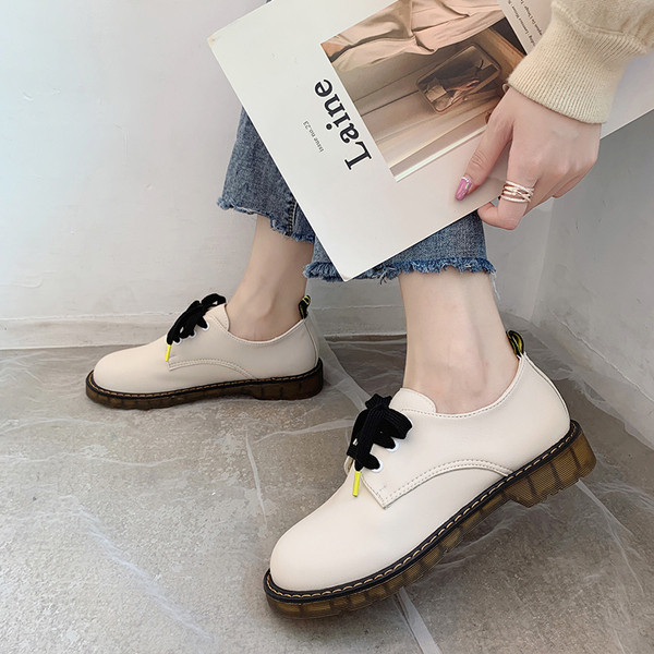 Bőr női alkalmi cipő lapos talppal, fekete-fehér színben