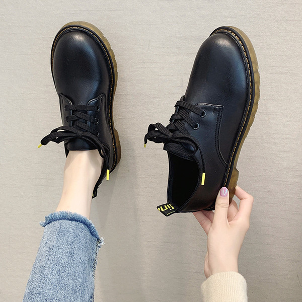 Bőr női alkalmi cipő lapos talppal, fekete-fehér színben