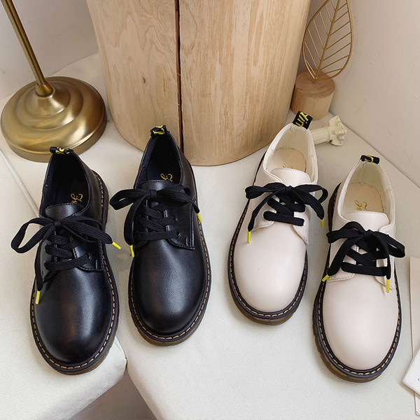 Bőr női alkalmi cipő lapos talppal, fekete-fehér színben