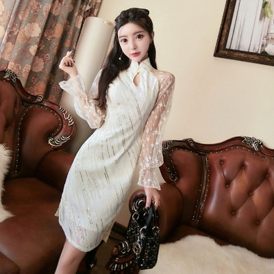 Stílusos női ruha fehér színben, fényes hatással, magas gallérral