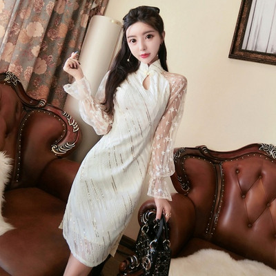 Stílusos női ruha fehér színben, fényes hatással, magas gallérral