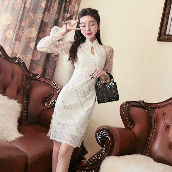 Stílusos női ruha fehér színben, fényes hatással, magas gallérral