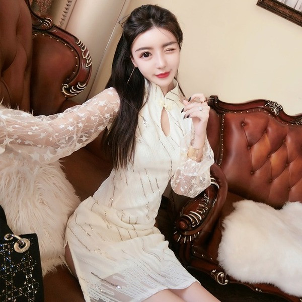 Stílusos női ruha fehér színben, fényes hatással, magas gallérral