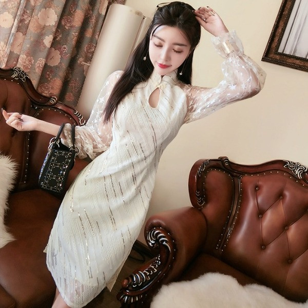 Stílusos női ruha fehér színben, fényes hatással, magas gallérral