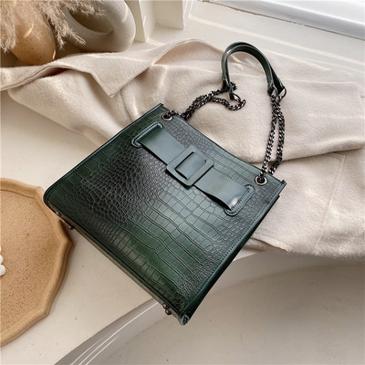 Modern női táska cipzárral és lánccal, négy színben