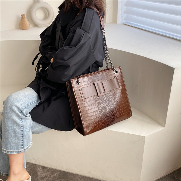 Modern női táska cipzárral és lánccal, négy színben