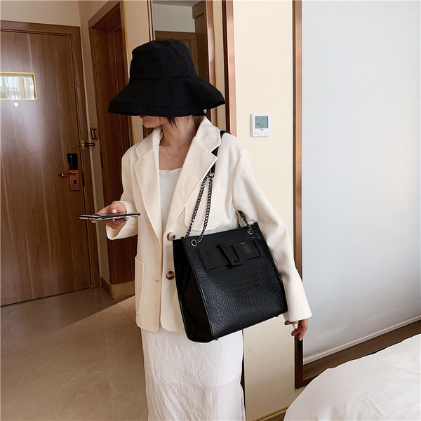 Modern női táska cipzárral és lánccal, négy színben