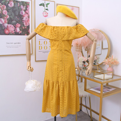 Μοντέρνο γυναικείο φόρεμα με γυμνούς ώμους σε λευκό, μπλε, ροζ και κίτρινο χρώμα