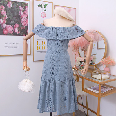 Μοντέρνο γυναικείο φόρεμα με γυμνούς ώμους σε λευκό, μπλε, ροζ και κίτρινο χρώμα