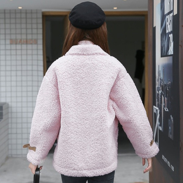 Modern női kabát, fehér és rózsaszín zsebekkel