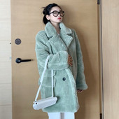 Modern női hosszú kabát gombokkal és zsebbel fehér, rózsaszín és zöld színben