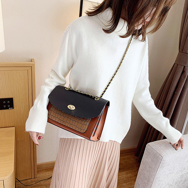 Öko bőrből készült modern női táska fémlánccal, két színben