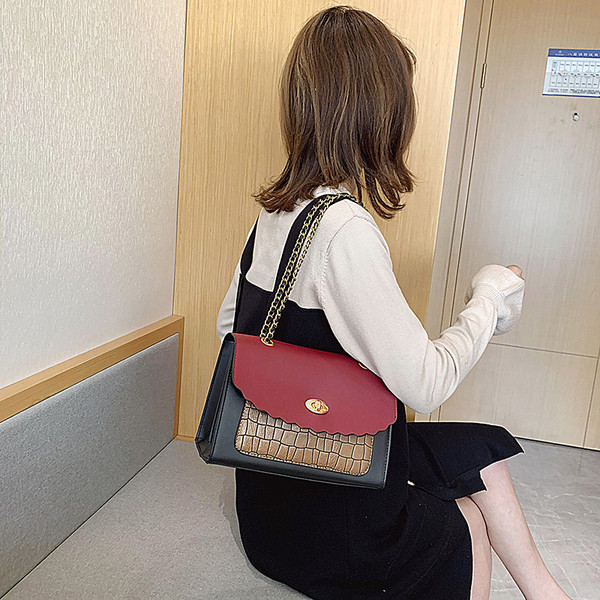 Öko bőrből készült modern női táska fémlánccal, két színben