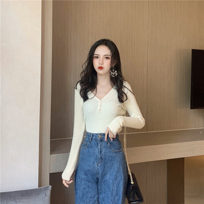 Női testhezálló alkalmi blúz spitz nyakkivágással