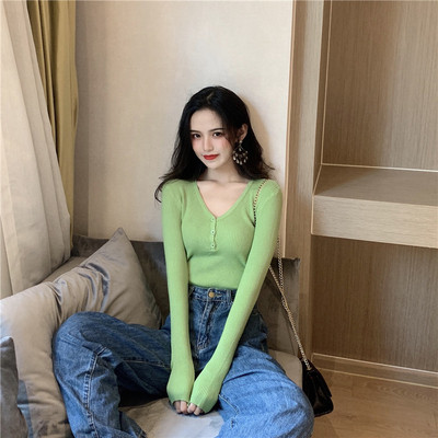 Női testhezálló alkalmi blúz spitz nyakkivágással