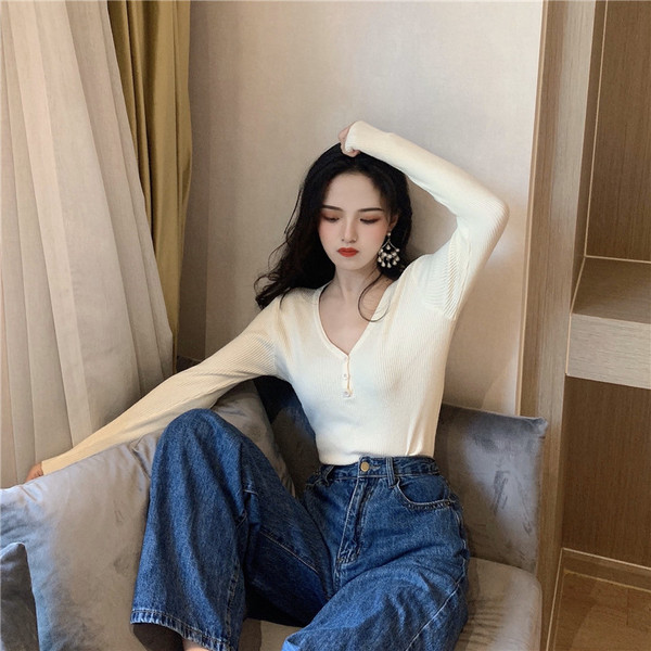 Női testhezálló alkalmi blúz spitz nyakkivágással