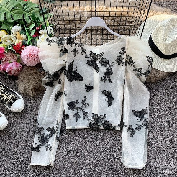 Cămașă de damă elegantă cu broderie în patru culori și decolteu oval