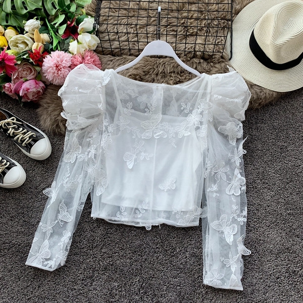 Cămașă de damă elegantă cu broderie în patru culori și decolteu oval