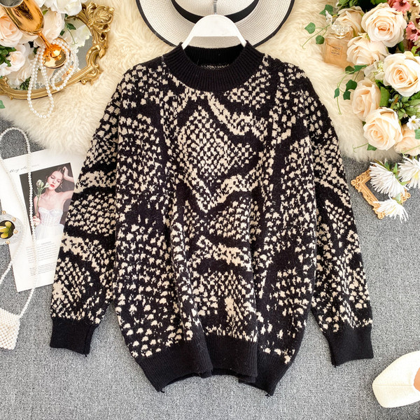 Μοντέρνο  γυναικείο πουλόβερ  με O-λαιμόκοψη σε τρία χρώματα