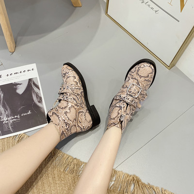 Stílusos női csizma állatmintával és csattal