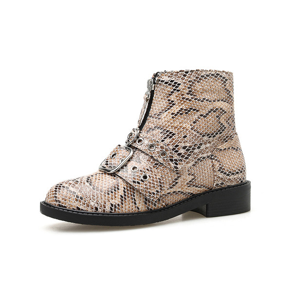 Stílusos női csizma állatmintával és csattal