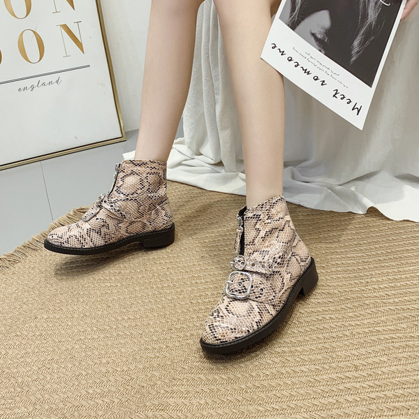 Stílusos női csizma állatmintával és csattal