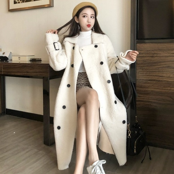 Modern női hosszú kabát gombokkal és fehér övvel