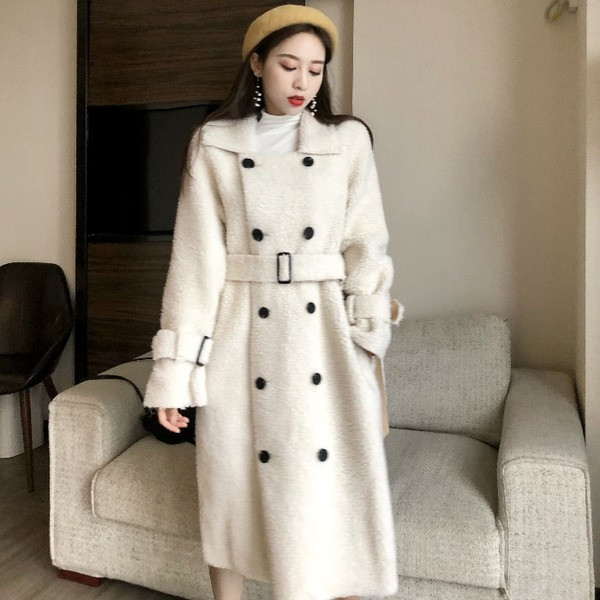 Modern női hosszú kabát gombokkal és fehér övvel