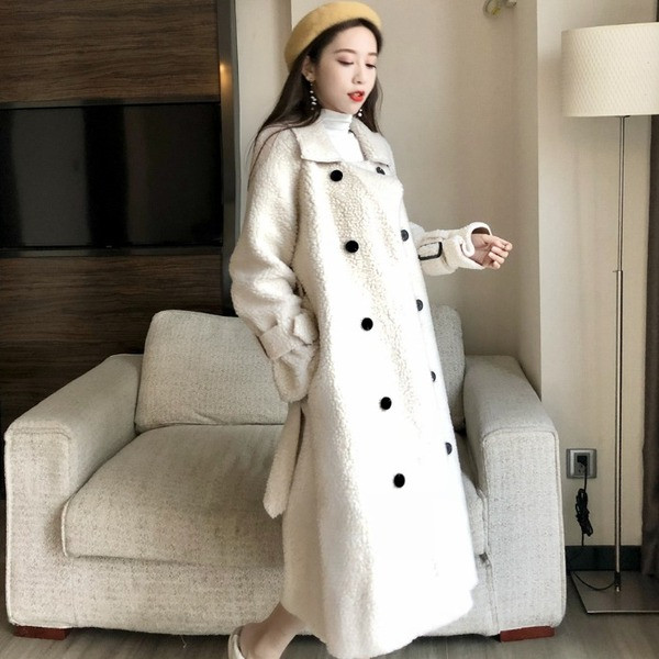 Modern női hosszú kabát gombokkal és fehér övvel