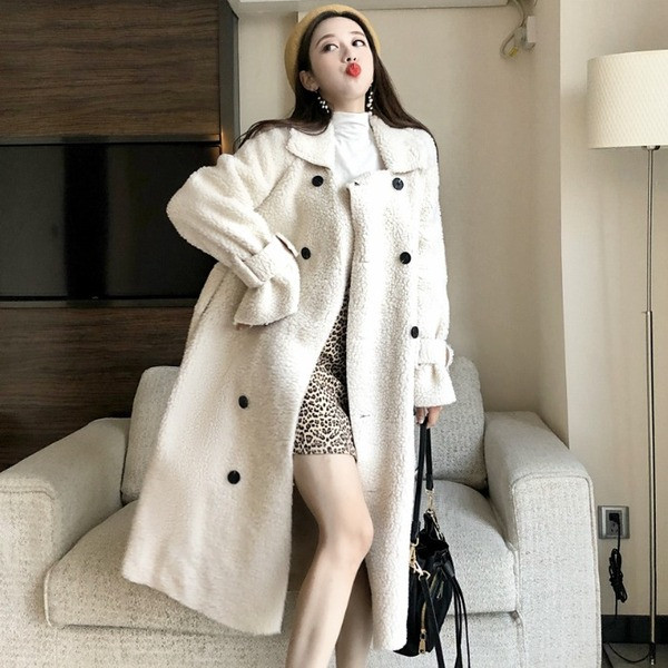 Modern női hosszú kabát gombokkal és fehér övvel