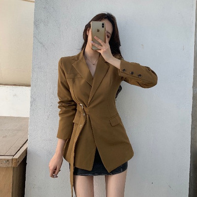 Modern testhezálló kabát barna és fekete övvel